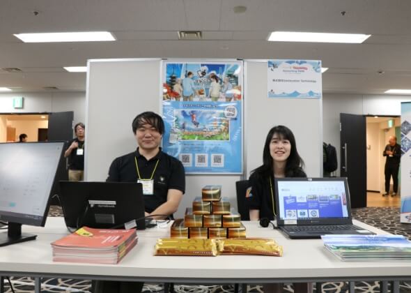 イベント会場で受付をする社員の様子